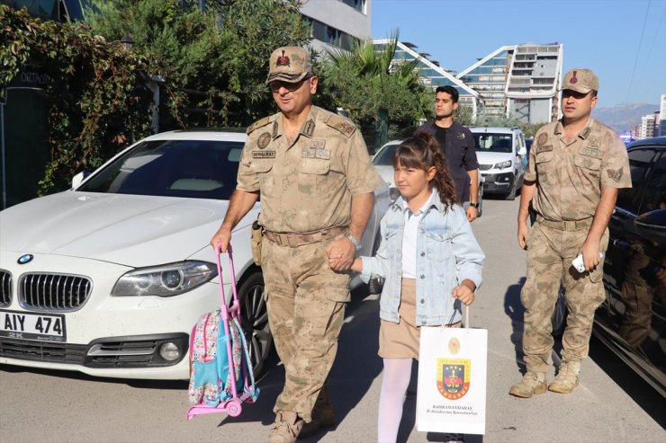 Kahramanmaraş'ta Vali ve Belediye Başkanı, şehit çocuklarını evlerinden alıp okullarına götürdü