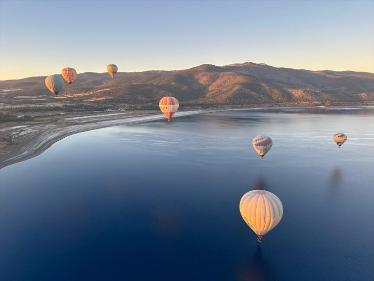 Salda semaları TÜRSAB organizasyonundaki sıcak hava balonlarıyla süslendi