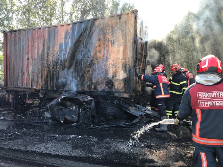 Anadolu Otoyolu'nda kaza yaparak yanan 2 tırın sürücüleri yaralandı