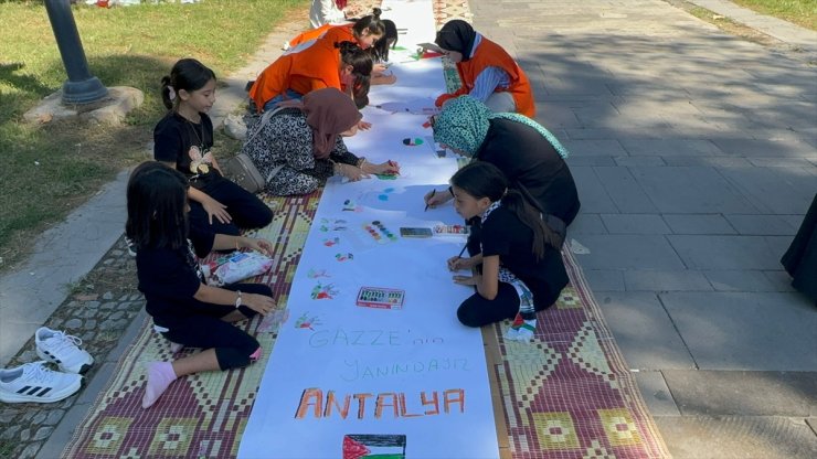 Antalya'da çocuklar Filistin'e destek için resim çizdi