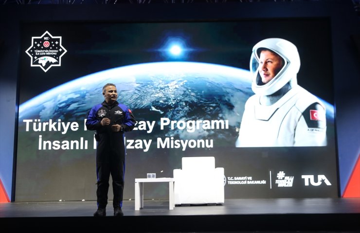 Astronot Alper Gezeravcı TEKNOFEST Adana'da öğrencilerle buluştu: