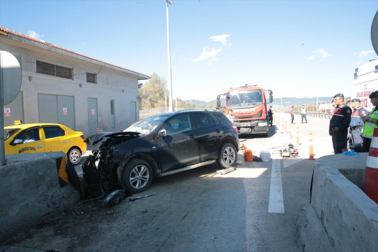 Bolu'da otoyol gişelerindeki bariyere çarpan otomobilin sürücüsü öldü, eşi yaralandı