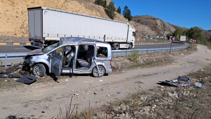 Çankırı'da şarampole devrilen hafif ticari araçtaki 5 kişi yaralandı