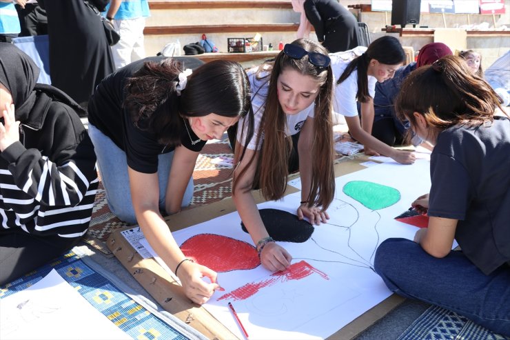 "Filistinli çocuklar için çiz" etkinliğiyle Gazze'de ölen çocuklara dikkat çekildi