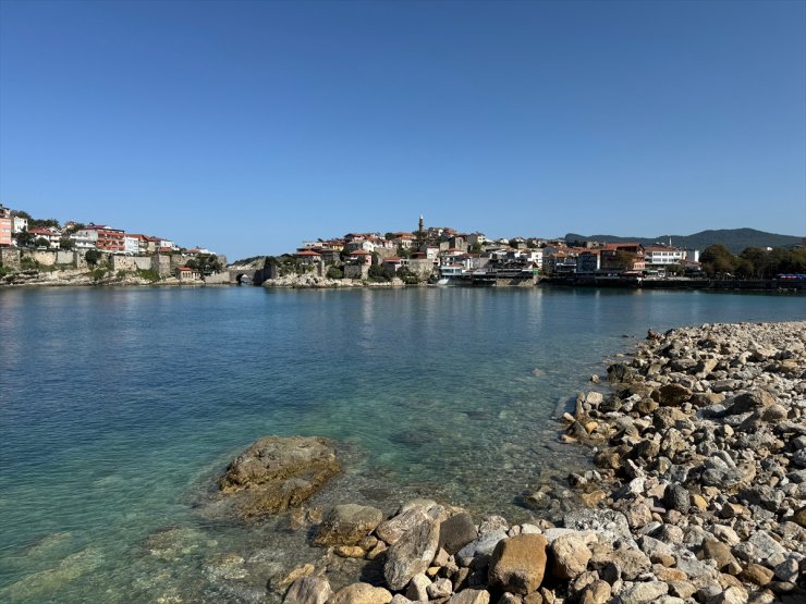 Fırtına ve kuvvetli yağış sonrası sıcaklığın arttığı Amasra'da ziyaretçi yoğunluğu yaşandı