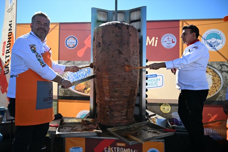 Kayseri'de Gastronomi Günleri'nde 1 tonluk sucuk döner pişirildi