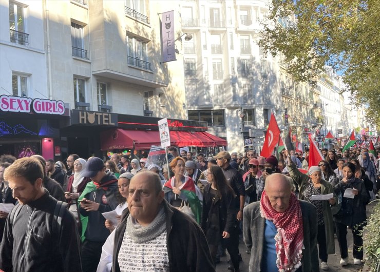 Paris'te binlerce gösterici Filistin ve Lübnan için yürüdü