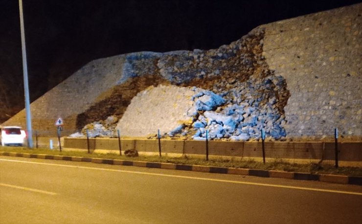 Zonguldak-Alaplı kara yolunda istinat duvarının bir bölümü çöktü