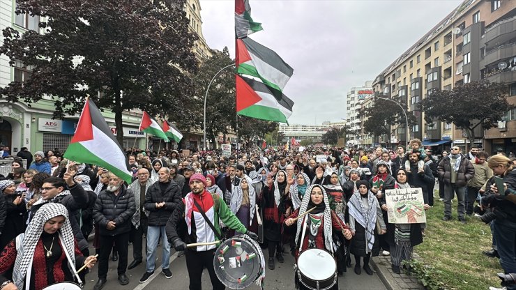 Almanya'da Filistin'e destek gösterisine katılanlara polis biber gazıyla müdahale etti