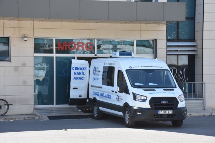 Antalya'da takla atan otomobildeki 1 kişi öldü, 3 kişi yaralandı