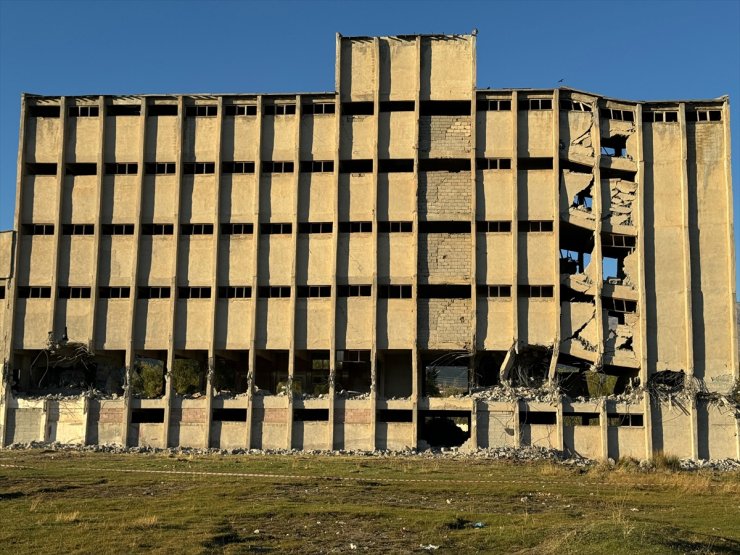 Bitlis'te atıl durumdaki 6 katlı binanın yıkımı yapıldı