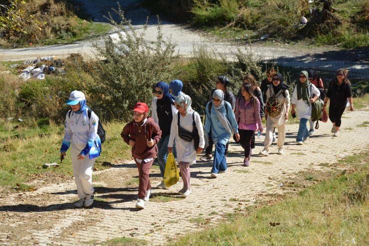 Bitlis'te kadınlar sağlıklı yaşama dikkati çekmek için yürüyüş yaptı