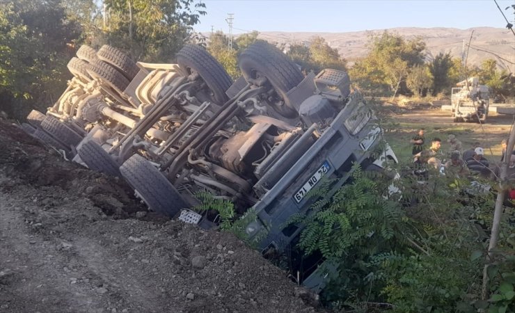 Erzincan'da devrilen beton mikserinde sıkışan sürücüyü itfaiye ekipleri kurtardı