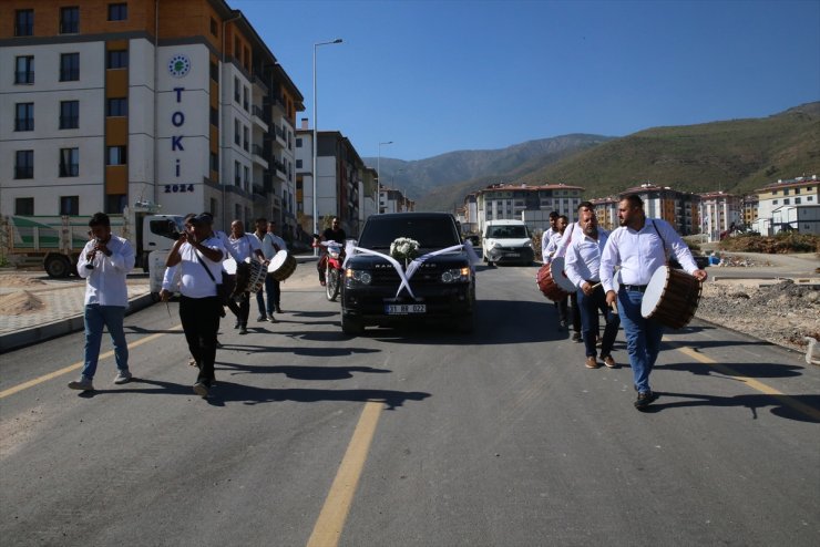 Hatay'da yeni konutu teslim edilen depremzede, ertelediği düğününü yaptı