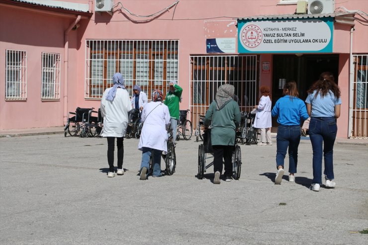 Kütahya'da gençlerden engelli öğrencilere tekerlekli sandalye desteği