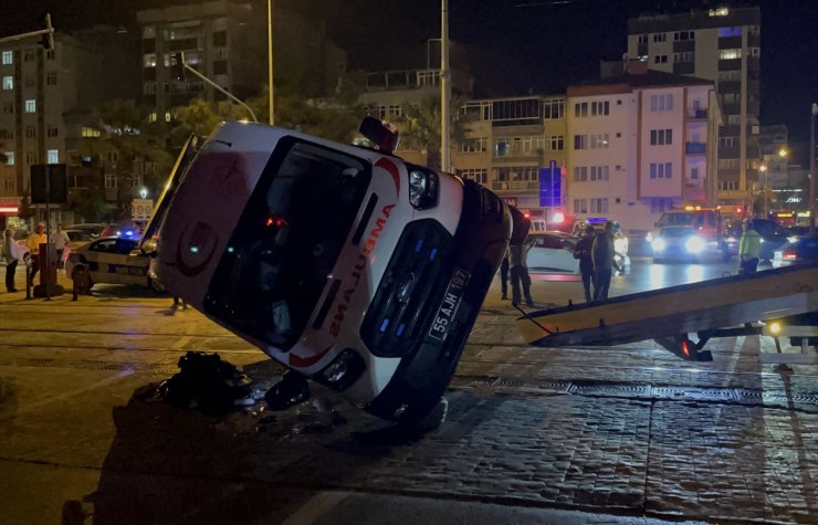 GÜNCELLEME - Samsun'da tramvayla ambulansın çarpışması sonucu 4 kişi yaralandı