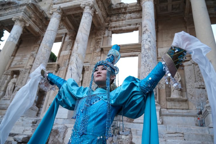 "Türk Dünyası Kadın ve Moda Haftası" defilesi, Efes Antik Kenti'nde düzenlendi