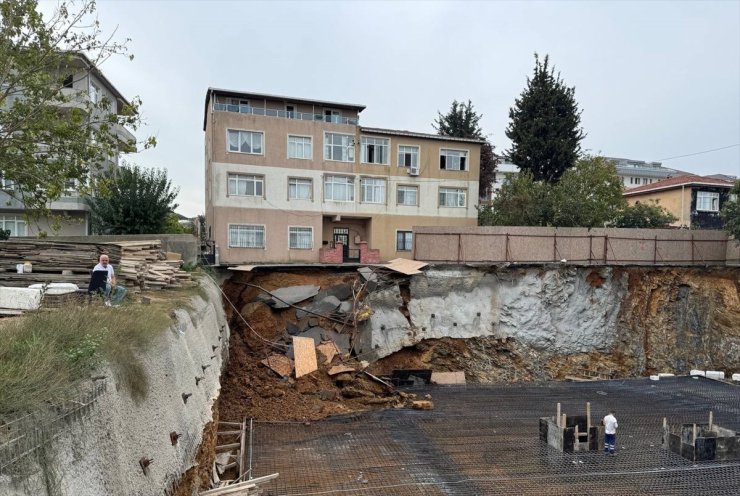 Üsküdar'da istinat duvarı çöken inşaatın çalışanları ile boşaltılan binanın sakinleri arasında arbede