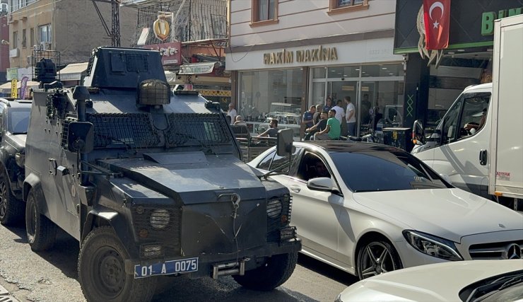 Adana'da yolda el bombası bulundu