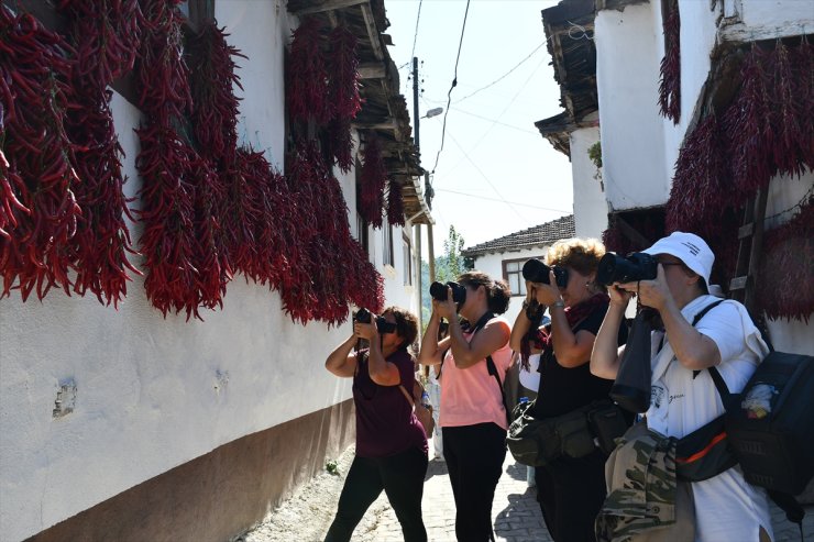 Bilecik'in tescilli biberinin kurutulduğu köy fotoğrafçıları ağırlıyor