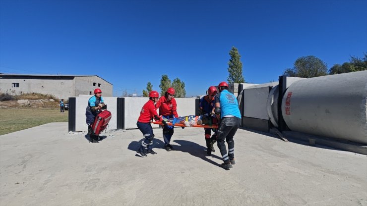 Çevre illerin UMKE ekipleri Iğdır'da enkazda arama kurtarma tatbikatı yaptı