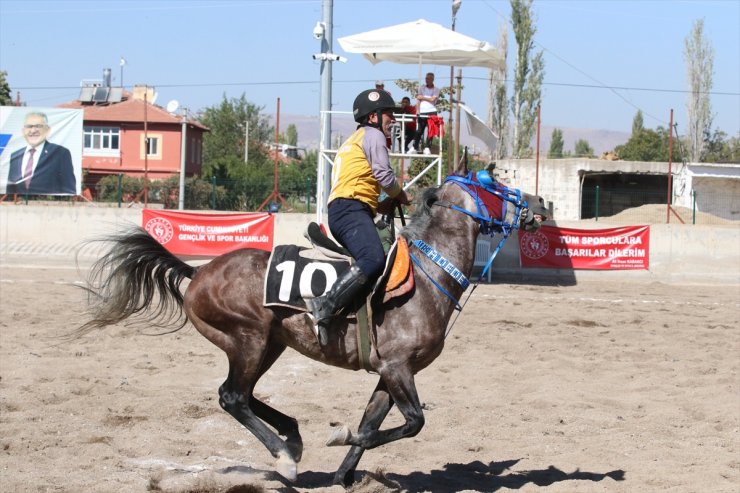 Ciridin "Ak saçlı dedesi" at üstünde rakiplerine kök söktürüyor