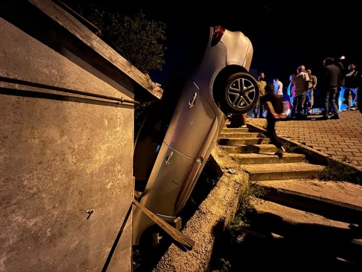 Kocaeli'de freni boşalan otomobil evin duvarına çarptı