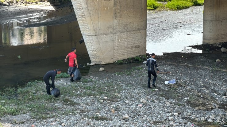 Samsun'da ırmakta ceset ihbarına giden ekipler temizlik yaptı