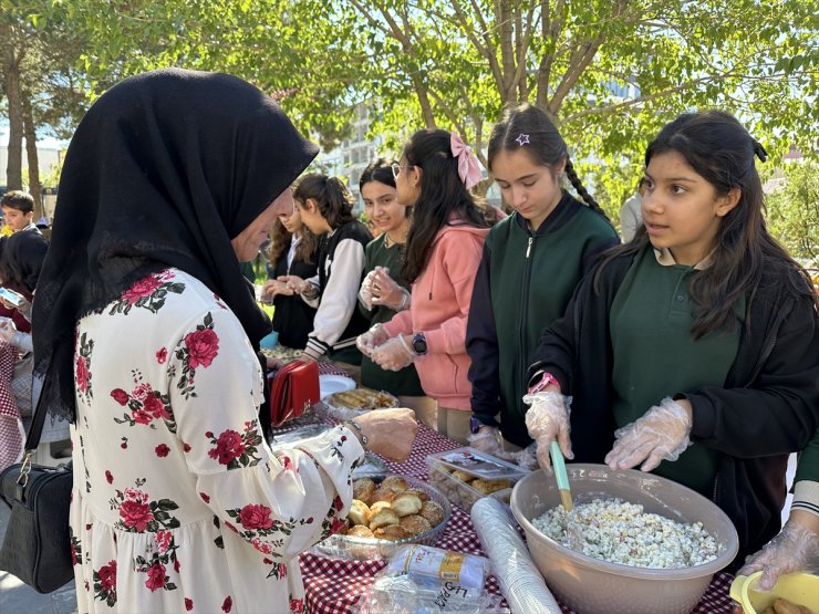 Van'da lise öğrencileri Gazze yararına kermes düzenledi