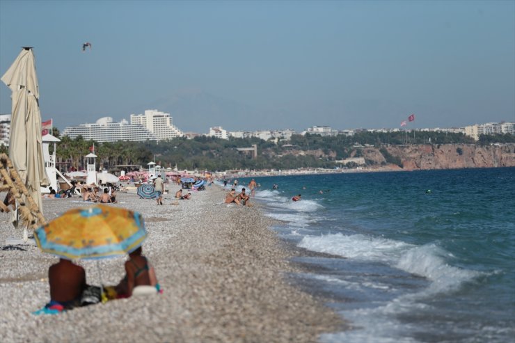 Antalya'da sıcak hava nedeniyle sahillerdeki yoğunluk sürüyor