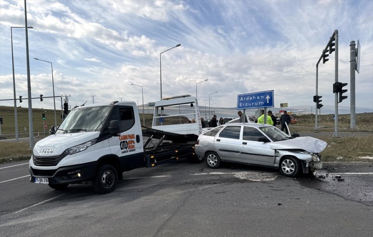 Ardahan'da iki otomobil çarpıştı, 4 kişi yaralandı