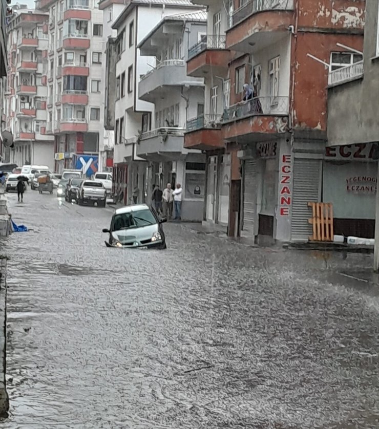 Artvin'in Hopa ilçesinde sağanak hasara yol açtı