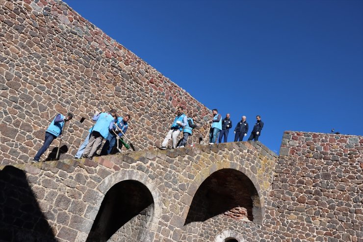 Erzurum'da din görevlileri ecdadın vatan savunması yaptığı tarihi tabyayı temizledi