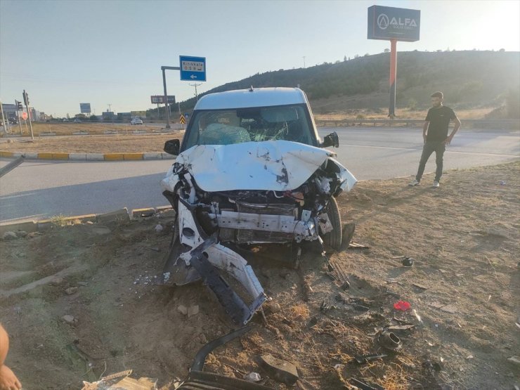 Kırıkkale'de otomobil ile hafif ticari aracın çarpıştığı kazada 1 kişi öldü, 1 kişi yaralandı