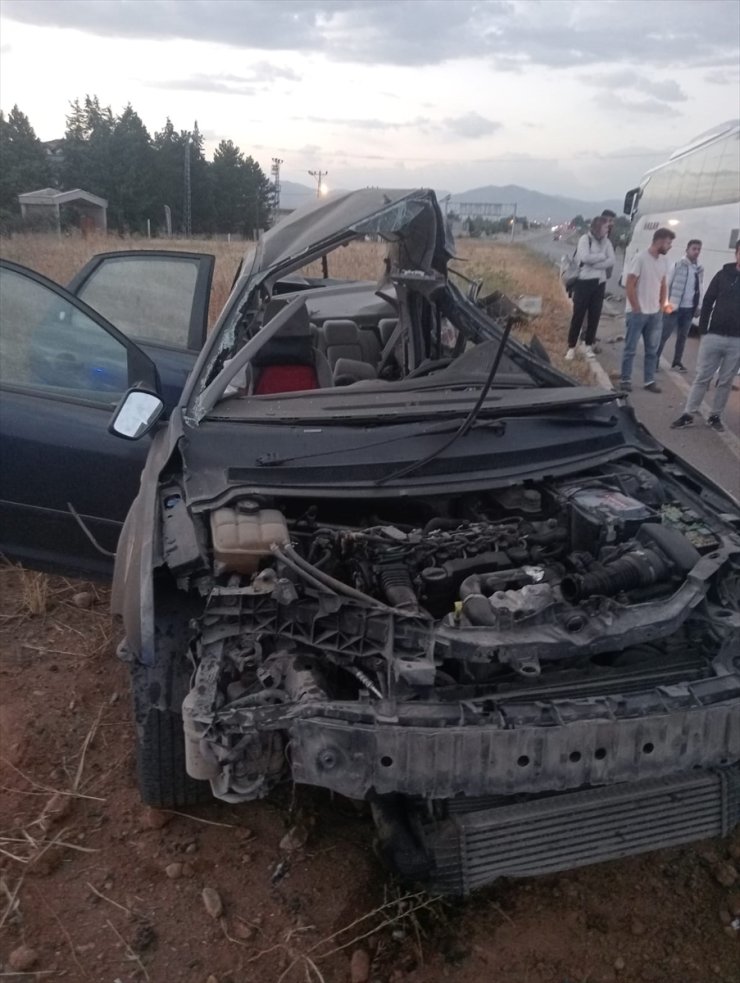 Malatya'da yolcu otobüsü ile otomobilin çarpıştığı kazada 1 kişi öldü, 1 kişi yaralandı