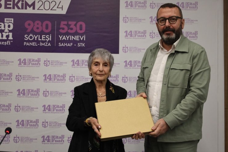 Mehmet Akif Ersoy'un torunu Selma Argon Ersoy, 14. Kocaeli Kitap Fuarı'na katıldı: