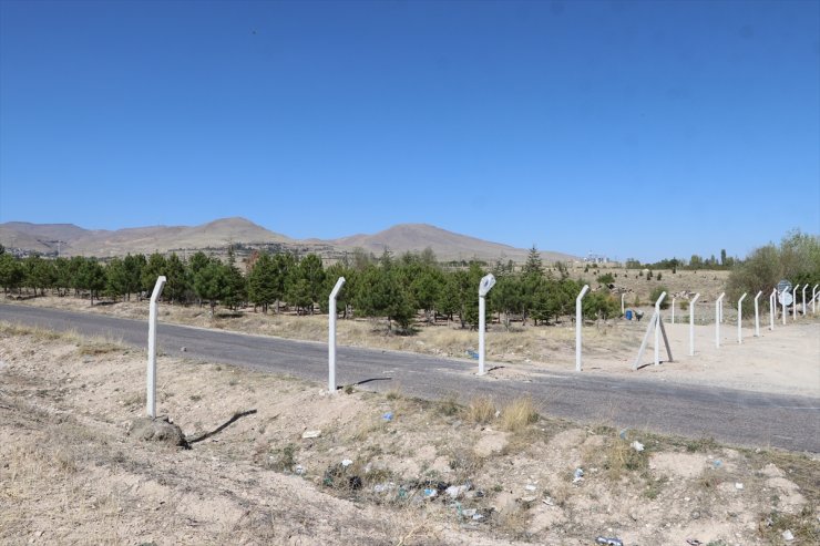 Niğde'de bir kişi tarlasından geçen yolu kapattı