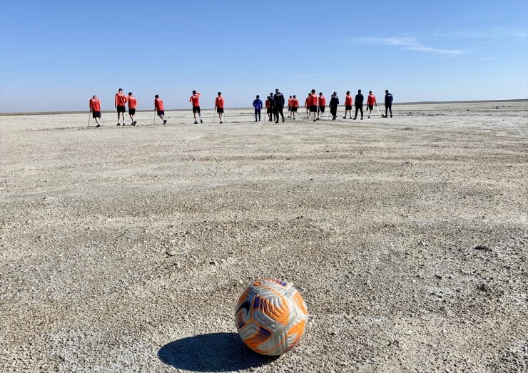 Ampute Milli Futbol Takımı, kuraklığa dikkati çekmek için kuruyan göl üzerinde antrenman yaptı