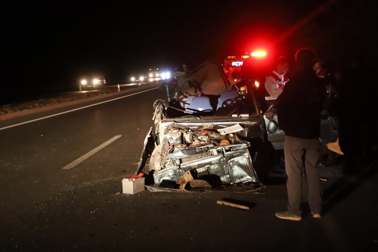 Denizli'de otomobilin traktör römorküne çarpması sonucu 1 kişi öldü