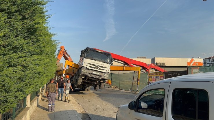 Düzce'de üzerine beton pompası devrilen işçi öldü