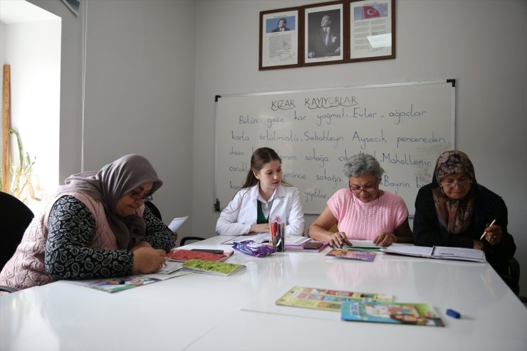 "İkinci bahar"larında öğrendikleri okuma yazma sayesinde hayatları kolaylaştı