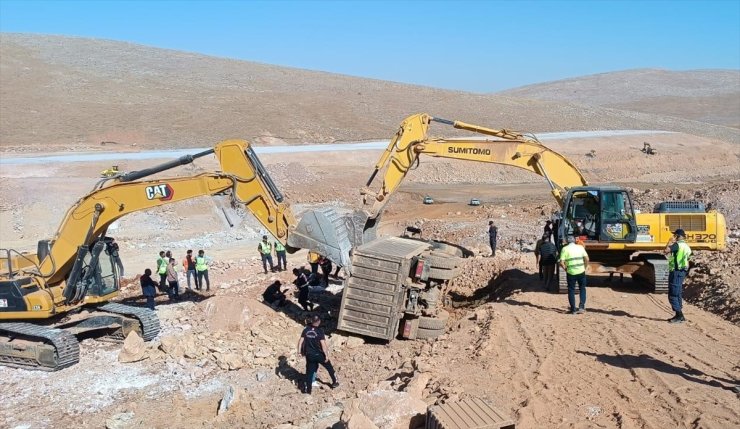 Kahramanmaraş'ta devrilen kamyonun sürücüsü öldü