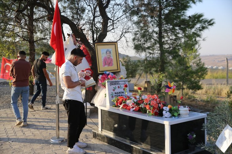 Narin Güran'a ait kemik ve doku örnekleri incelemenin ardından çocuğun mezarına konuldu