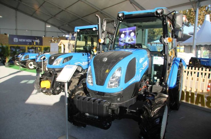 New Holland üç yeni traktörü ve otonom tarım robotlarını Bursa Tarım Fuarı'nda görücüye çıkardı