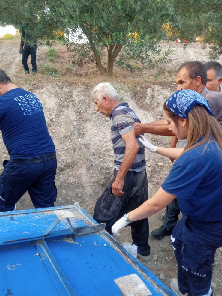 Osmaniye'de devrilen traktörün altında kalan sürücüyü itfaiye kurtardı