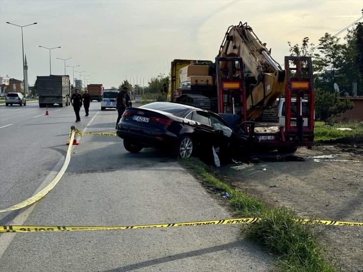 Samsun'da park halindeki tırın dorsesine çarpan otomobildeki sürücü öldü
