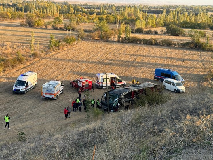 Afyonkarahisar'da yolcu otobüsünün devrildiği kazada 21 kişi yaralandı