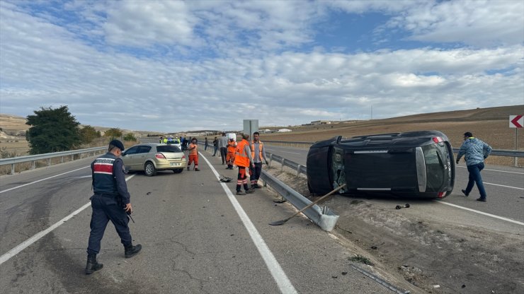 Bayburt'ta cip ile otomobilin çarpıştığı kazada 2 kişi yaralandı