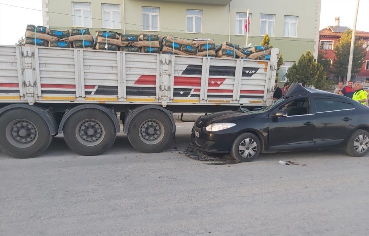 Çorum'da park halindeki tıra çarpan otomobildeki 4 kişi yaralandı