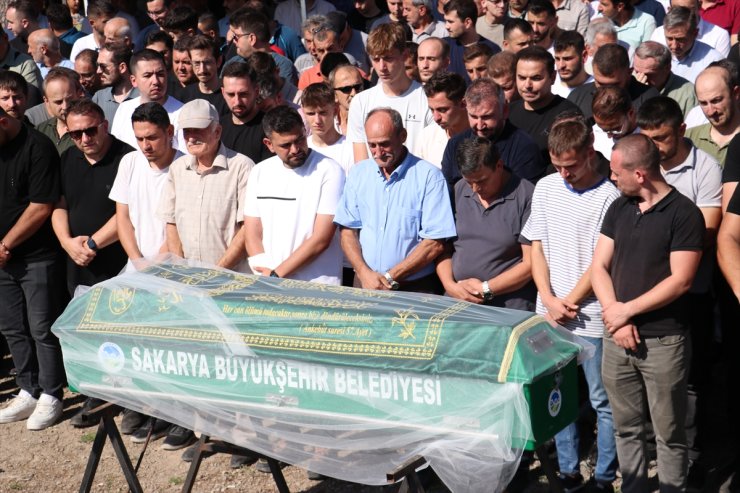 Sakarya'da makarna fabrikasındaki patlamada yaralanarak hastanede hayatını kaybeden kadın işçi defnedildi